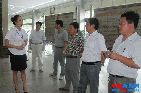 �мͼ�ί���鳤���м��ָ��ֳ��򳿺�һ�м�����������������