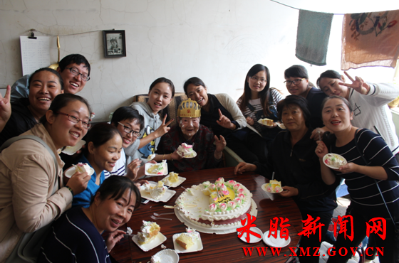 银南社区党支部为社区老党员过生日