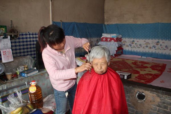 银北社区开展端午节慰问困难群众活动